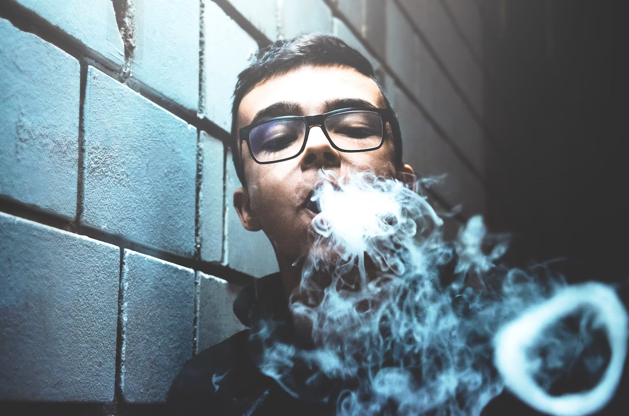 Vaping in a street, Without nicotine vapes and smokes, Disposable vapes and smokes, chargeable vape pen, Foodgod, mega, myle, Juul, Flum, suorin, puff, air bar, hide all these vapes and smokes are available.